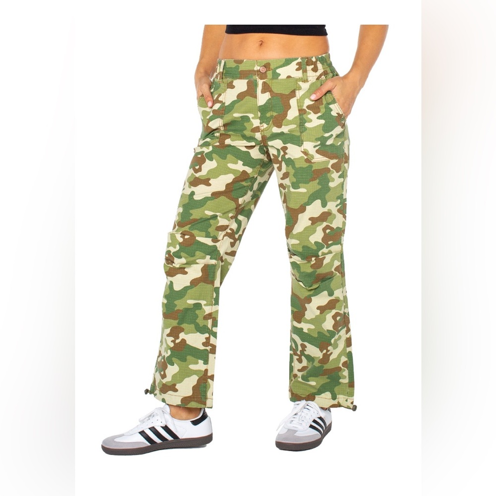 NWOT Women’s Celebrity Pink Camouflage Parachute Pants